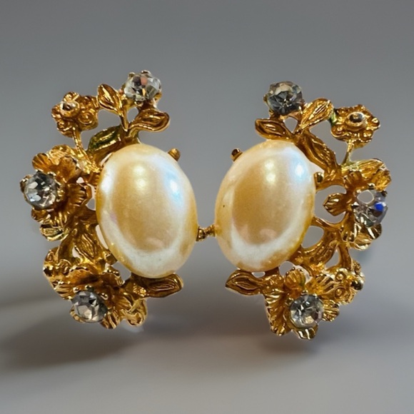 Gorgeous, goldtone, faux, pearl bling costume pierced vintage earrings - Picture 1 of 8